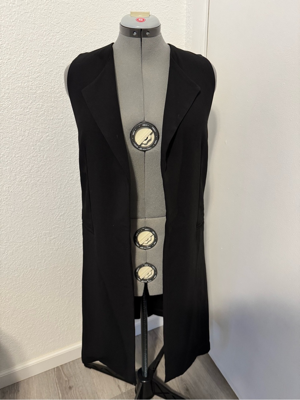 Harlow &  Graham Long Vest XS